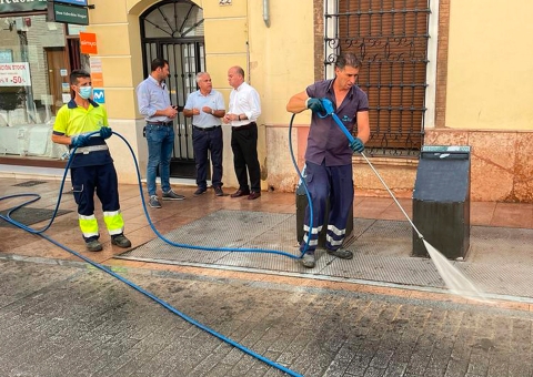 La empresa municipal Aguas del Torcal desarrolla una campaña especial de limpieza, baldeo y desinfección de contenedores con motiv...