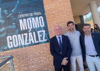 El Centro Deportivo La Quinta lleva ya desde hoy el nombre del jugador de pádel antequerano Momo González