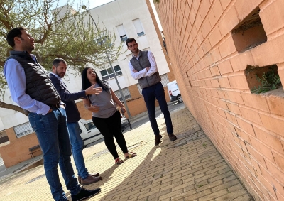 El Ayuntamiento de Antequera inicia en Valdealanes una campaña conjunta de control de plagas, desbroce viario y limpieza en barrios de la ciudad