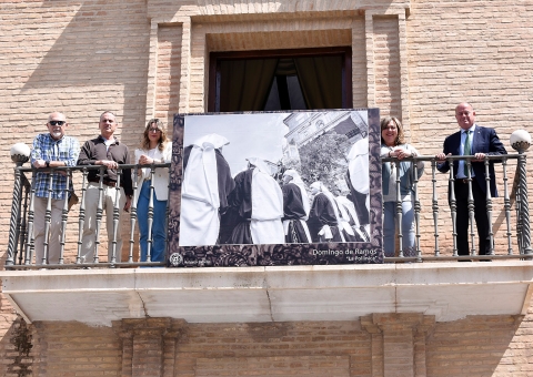 La fachada principal del Ayuntamiento de Antequera vuelve a acoger una nueva edición de la exposición fotográfica 'Imágenes de Pas...