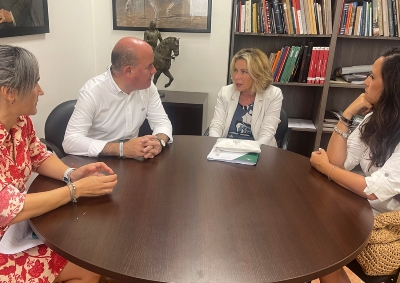 La Delegada Territorial de Empleo visita Antequera para ofertar nuevas ayudas a autónomos y pymes  afectados por sobrecostes energéticos