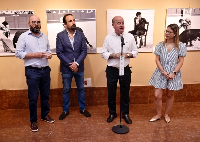 La sala de exposiciones Antonio Montiel del Ayuntamiento  acoge una exposición de fotografía taurina de David Bracho