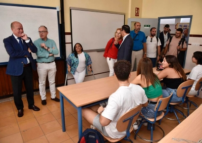 El Alcalde de Antequera y el Delegado Territorial de Educación visitan el IES Pedro Espinosa con motivo del inicio del nuevo curso escolar