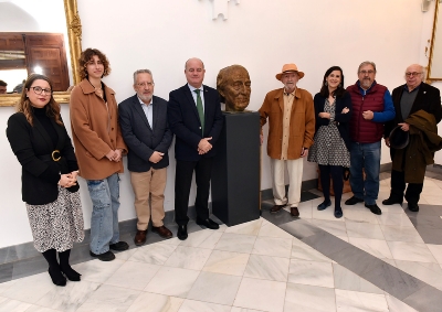 El artista Jesús Martínez Labrador dona a la ciudad de Antequera un busto en bronce de José Antonio Muñoz Rojas y se anuncia la creación de una sala en el MVCA dedicada a su obra