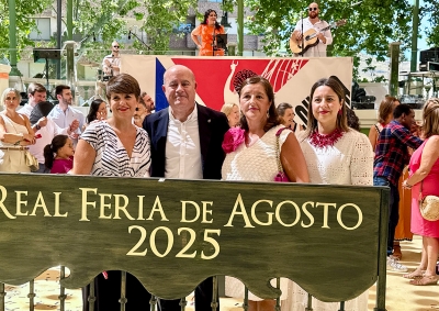 La Real Feria de Agosto de Antequera 2025 comienza en el Paseo Real con la inauguración de la Feria de Día protagonizada por la pregonera María Rosales y la regidora Lourdes Moreno