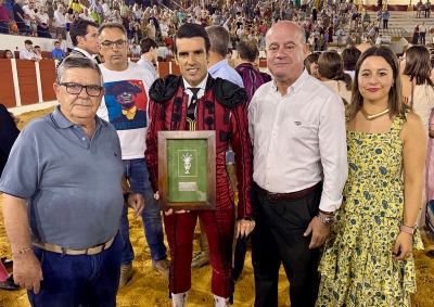 Emilio de Justo recibe el premio municipal que lo acredita como Triunfador de la Corrida de Toros Goyesca de Antequera del año 2025