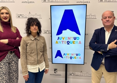 El Ayuntamiento de Antequera presenta la renovada identidad visual del Área de Juventud en homenaje a La Peña de los Enamorados