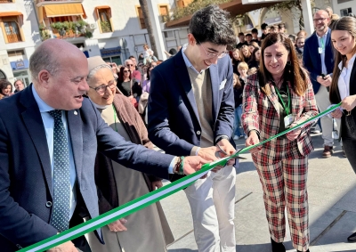 El Alcalde de Antequera visita la iniciativa educativa 'Fitur de Antequera' impulsada por el Colegio Nuestra Señora de la Victoria