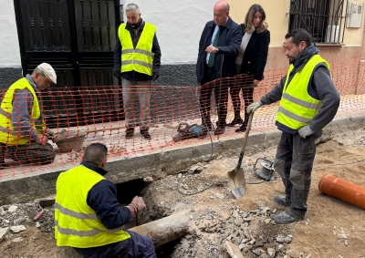 El alcalde Manolo Barón visita las obras de calle Pasillas dentro del PFEA que avanzan a buen ritmo