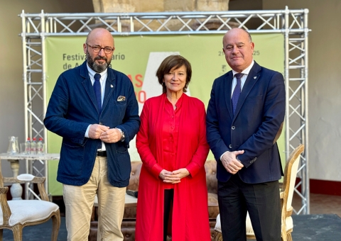 El alcalde Manolo Barón asiste al coloquio inaugural del Festival Literario 'Las Cosas del Campo' con la escritora Nativel Preciad...