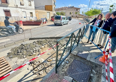 El alcalde Manolo Barón anuncia la creación de 50 nuevas plazas de aparcamiento en calle Granada como parte de las obras de mejora iniciadas en su entorno