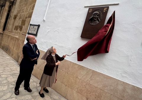 Inaugurada una placa conmemorativa del tiempo jubilar concedido a las Franciscanas de los Sagrados Corazones por el 125 aniversari...