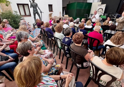 El alcalde Manolo Barón y la concejal Sara Ríos asisten al acto de clausura del curso 2024/2025 de la Cátedra de Mayores de Antequera