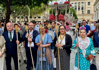 El alcalde Manolo Barón acompaña a la Hermandad del Rocío de Antequera en su salida hacia la Aldea junto a su madrina, la Hermandad de Sevilla