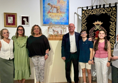 La sala de exposiciones del ayuntamiento acoge la muestra 'Jubileo Devocional en las Familias' en homenaje al 250 aniversario de la Virgen del Mayor Dolor y el 75 aniversario de su Cofradía