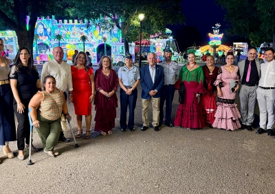 El alcalde Manolo Barón asiste al encendido del alumbrado y al Pregón que dan inicio a la Feria de Bobadilla Estación 2025