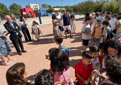 El alcalde Manolo Barón visita el CEIP La Peña de Cartaojal en el inicio del curso escolar de Infantil y Primaria