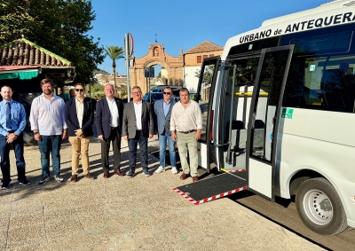 Antequera incorpora un nuevo vehículo al servicio de autobús urbano para mejorar la conexión con los barrios