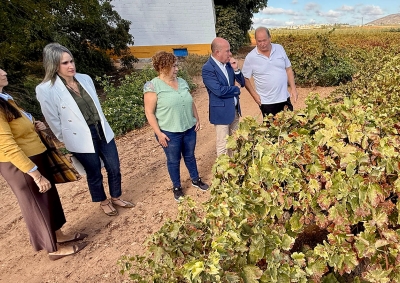 El alcalde Manolo Barón visita las instalaciones de la Bodega Cortijo La Fuente, referente en la producción vitivinícola de Antequera y la comarca