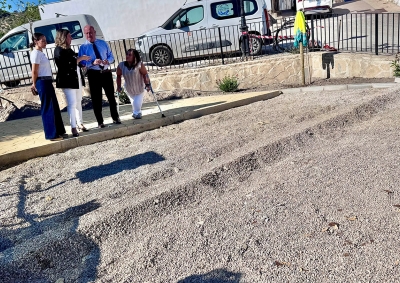 El alcalde Manolo Barón visita Villanueva de Cauche para supervisar las obras de renovación del parque infantil