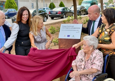 El Parque Homenaje a las Mujeres Antequeranas ya está abierto al público en la zona de Parque Verónica con la visita del alcalde Manolo Barón y la consejera Rocío Díaz