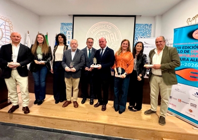 El alcalde Manolo Barón asiste en la sede de la Real Academia la conferencia sobre la historia de la industria del mantecado en Antequera