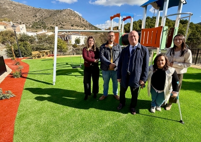 El alcalde Manolo Barón visita el nuevo parque infantil de Villanueva de Cauche tras una renovación integral cercana a los 45.000 euros