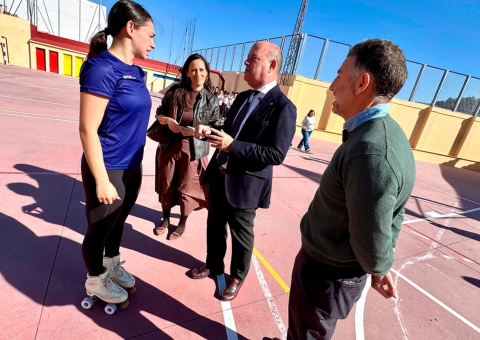 La campeona del mundo Natalia Baldizzone imparte una masterclass de patinaje artístico al alumnado del Colegio Nuestra Señora del ...