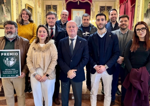 Antequera se prepara para una Cabalgata de Reyes de récord con más de 6,5 toneladas de caramelos y miles de juguetes, mantecados y...