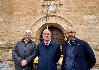 Antequera culmina la recuperación histórica de la fachada de San Pedro con la reposición del escudo del Cardenal de la Cueva