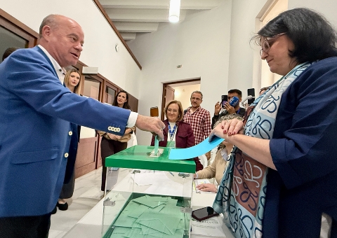 INFORMACIÓN DE SERVICIO PÚBLICO: El Alcalde de Antequera destaca la normalidad en el inicio de la jornada electoral de las Eleccio...