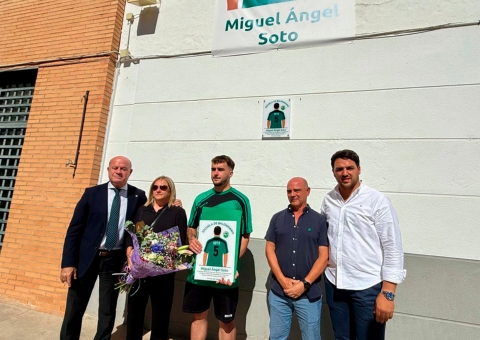 El alcalde Manolo Barón destaca el legado humano, educativo y deportivo de Miguel Ángel Soto en el homenaje celebrado en el CEIP I...