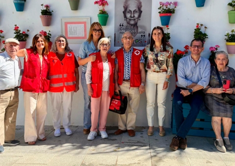 El Ayuntamiento de Antequera y Cruz Roja llenan de color la Plaza de Servicios Sociales con una intervención realizada por persona...