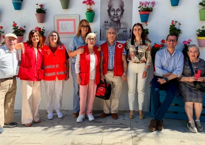 El Ayuntamiento de Antequera y Cruz Roja llenan de color la Plaza de Servicios Sociales con una intervención realizada por personas mayores del programa 'Junt@s'