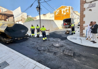 La calle Aguardenteros culmina hoy el asfaltado del segundo tramo de su remodelación integral