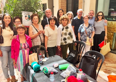 El alcalde Manolo Barón visita la actividad organizada en calle Duranes con motivo del Día Mundial de Tejer en Público