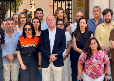 Antequera guarda un minuto de silencio en memoria de las víctimas del incendio forestal de Los Gallardos en Almería