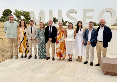 La consejera Patricia del Pozo y el alcalde Manolo Barón conmemoran en los Dólmenes de Antequera el décimo aniversario de su decla...