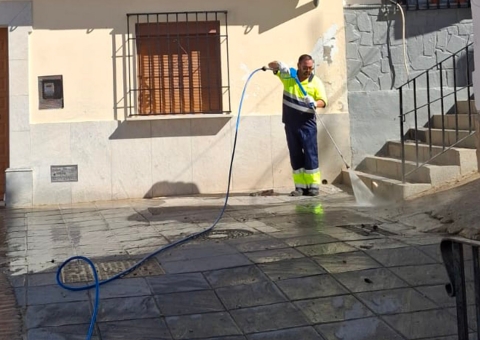 Antequera intensifica durante el verano las labores de limpieza viaria y baldeo con el apoyo del tercer vehículo específico incorp...