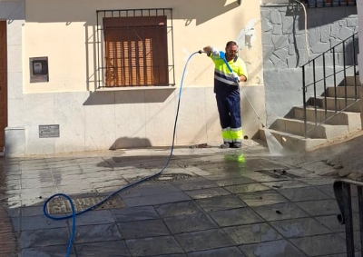 Antequera intensifica durante el verano las labores de limpieza viaria y baldeo con el apoyo del tercer vehículo específico incorp...