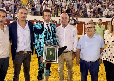 David de Miranda recibe el Trofeo al Triunfador de la Goyesca de la Real Feria de Agosto de Antequera 2026