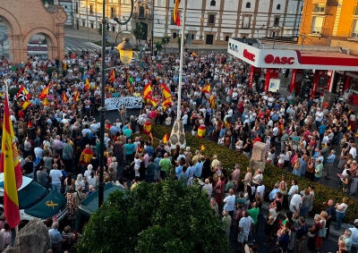 La ciudad de Antequera muestra su apoyo y solidaridad a Ceuta con una amplia respuesta ciudadana en la plaza de la Constitución