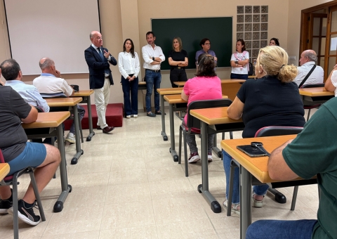 El alcalde Manolo Barón asiste a la presentación de los cursos de inteligencia artificial para mayores de 50 años en la Asociación...
