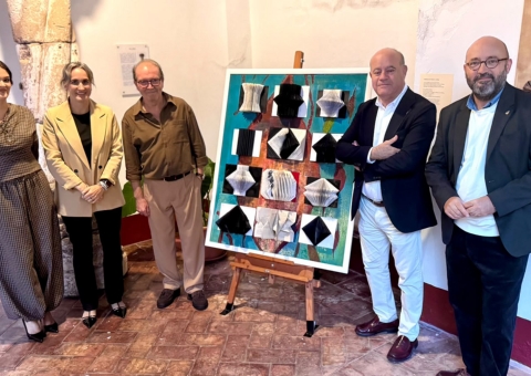 La Biblioteca Municipal de San Zoilo acoge 'Arquitectura del silencio', una exposición de Juan Ramón Castro Morales que combina pa...