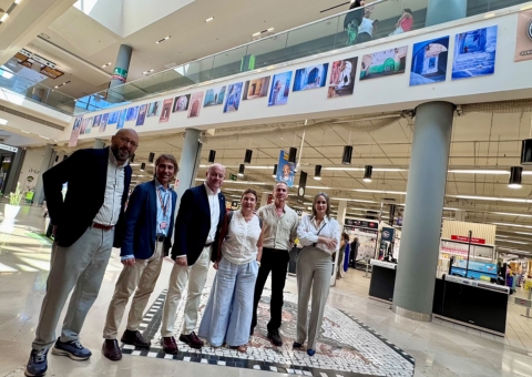 El Centro Comercial La Verónica acoge la exposición fotográfica 'Callejeando, un lugar, un momento…', de África Márquez de la Rubi...