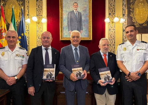 Presentado el libro "Antequera y su Policía Estatal: Siglos XIX, XX y XXI", obra de Agustín Flores Aragón y editado por el Ayuntam...