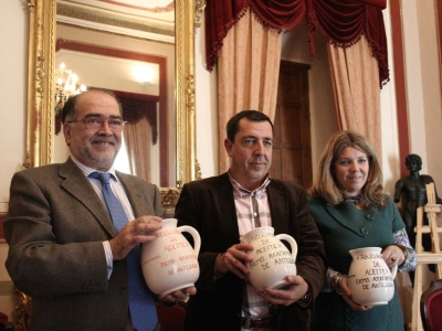 De izquierda a derecha, el representante de IPASA, José Luis Heredia, el alcalde, Ricardo Millán, y la concejala de Medio Ambiente...