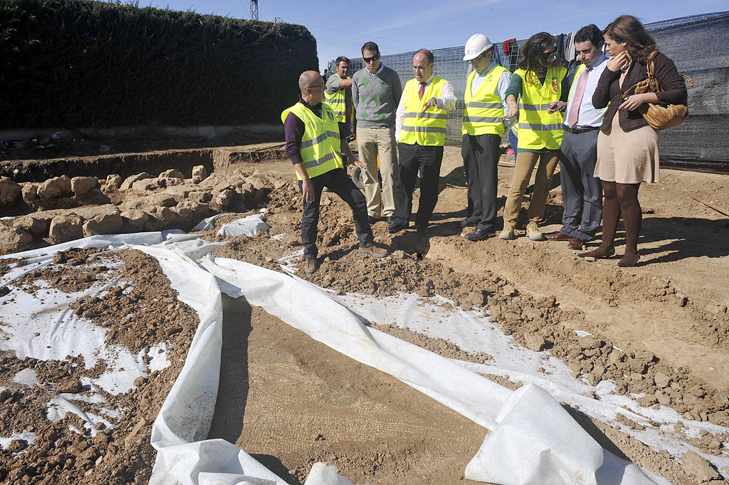 El Alcalde inspeccionó en persona las excavaciones que se están realizando en torno al nuevo yacimiento descubierto acompañado por...