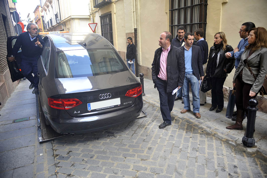 Operarios del Área de Seguirdad y Tráfico procedieron a la retirada del vehículo que hasta ahora estaba depositado en una cochera ...