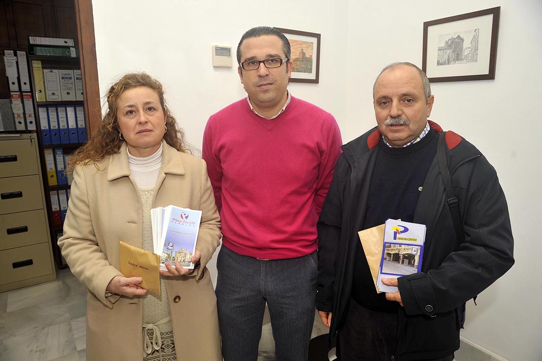 El concejal de Anejos, Juan Álvarez, entregando vales de aparcamiento gratuito a los alcaldes pedáneos de Bobadilla y Bobadilla Es...